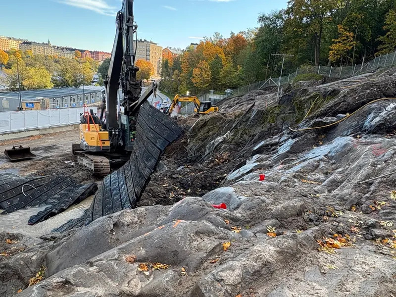 Borrigg på berg med sprängmattor vid ett bergarbete