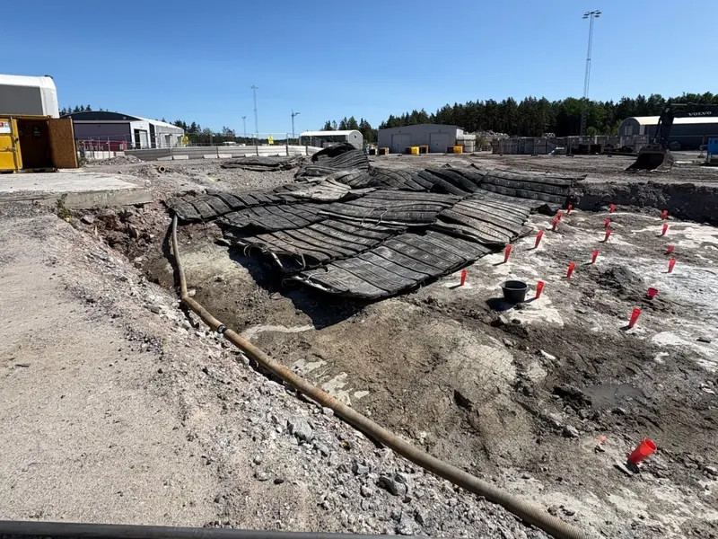 Sprängmattor utlagda över berg inför bergsprängning i Uppsala på en byggarbetsplats.